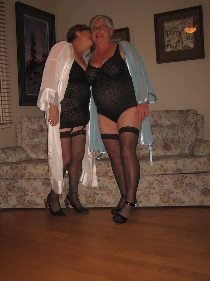 20P Vovó com sobrepeso Girdle Goddess e sua amiga participam de sexo lésbico com strapon