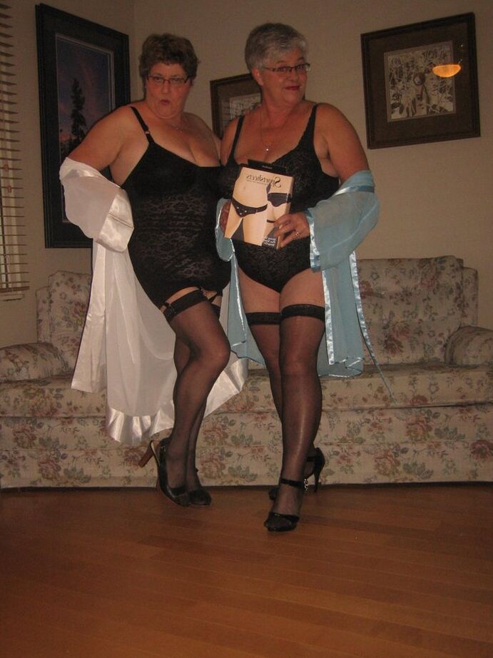 20P Vovó com sobrepeso Girdle Goddess e sua amiga participam de sexo lésbico com strapon