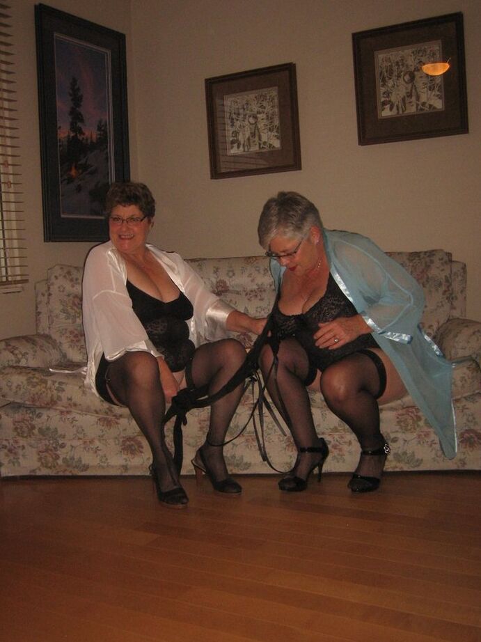 20P Vovó com sobrepeso Girdle Goddess e sua amiga participam de sexo lésbico com strapon