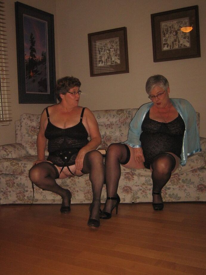 20P Vovó com sobrepeso Girdle Goddess e sua amiga participam de sexo lésbico com strapon