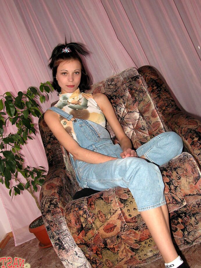 21P La jolie teen amateur Uliana joue avec sa chatte chauve sur une chaise