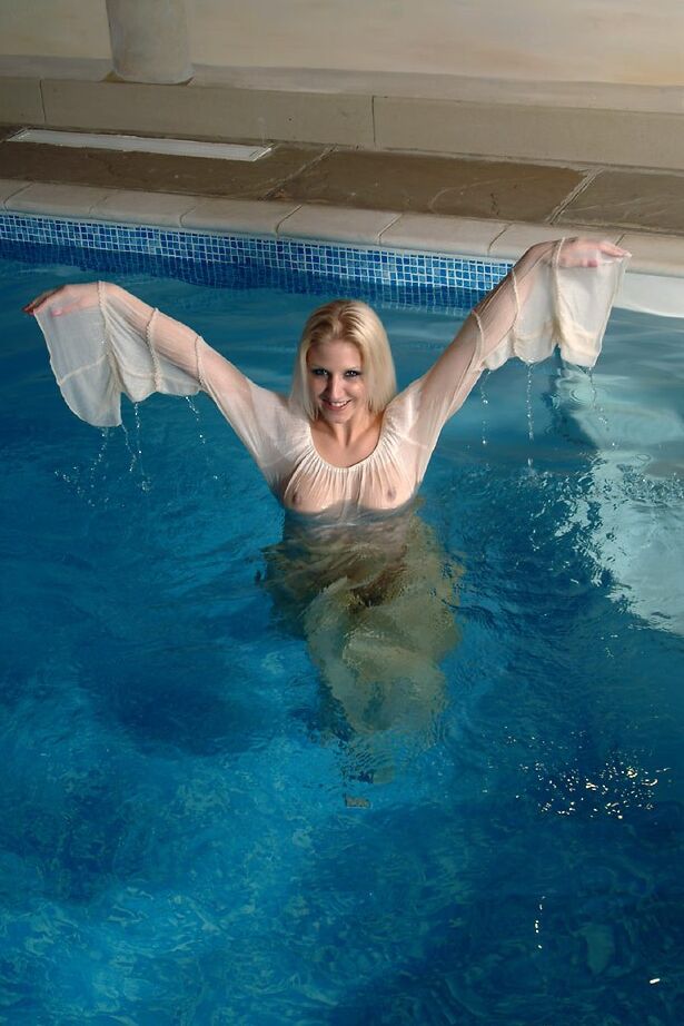 21P La sexy rubia amateur Sarah Wright muestra sus dulces tetas y sus juguetes