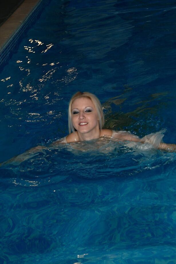 21P La sexy rubia amateur Sarah Wright muestra sus dulces tetas y sus juguetes