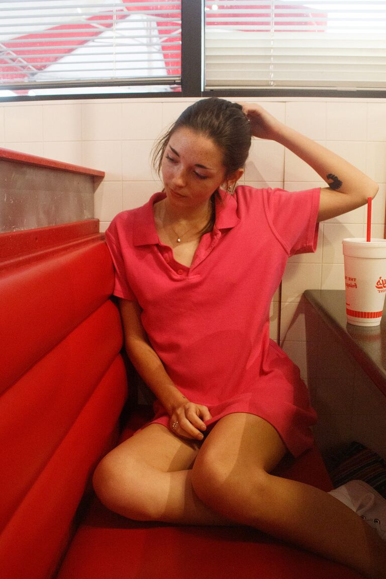 13P 痩せた美女ハンナ・ターリーがファストフード店でパンティとパンチラを見せる
