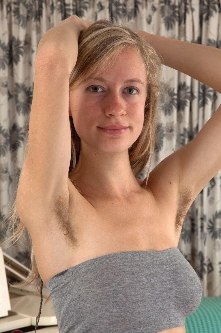 21P La rubia totalmente natural Selena se quita la ropa interior
