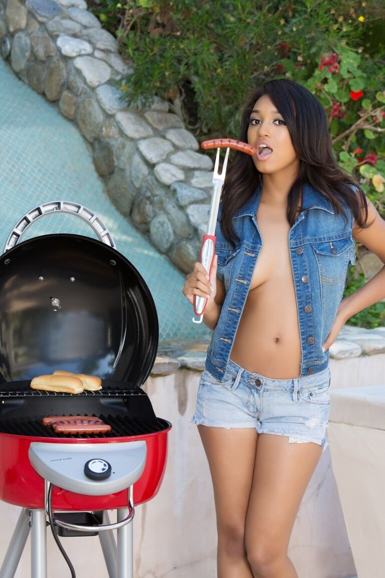 20P Linda Noelle Monique de ébano mostra seu corpo e peitos fantásticos em um churrasco