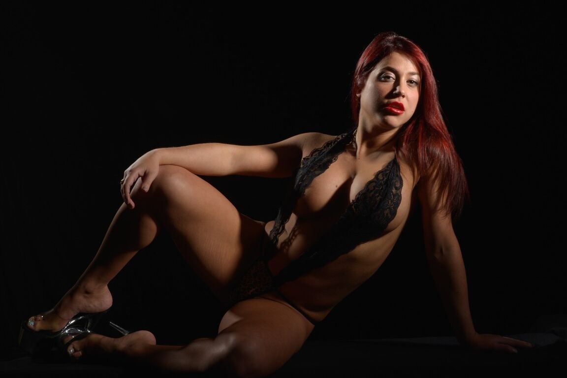 17P A ruiva Heidi Van sabe como se mover e mostrar sua lingerie preta sexy