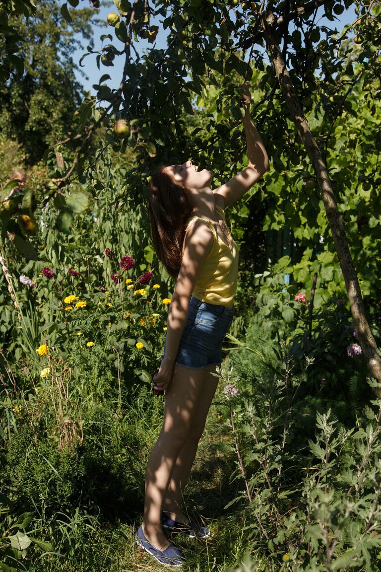 12P Russian girlfriend Katya Timakova strips and gets naughty in the garden