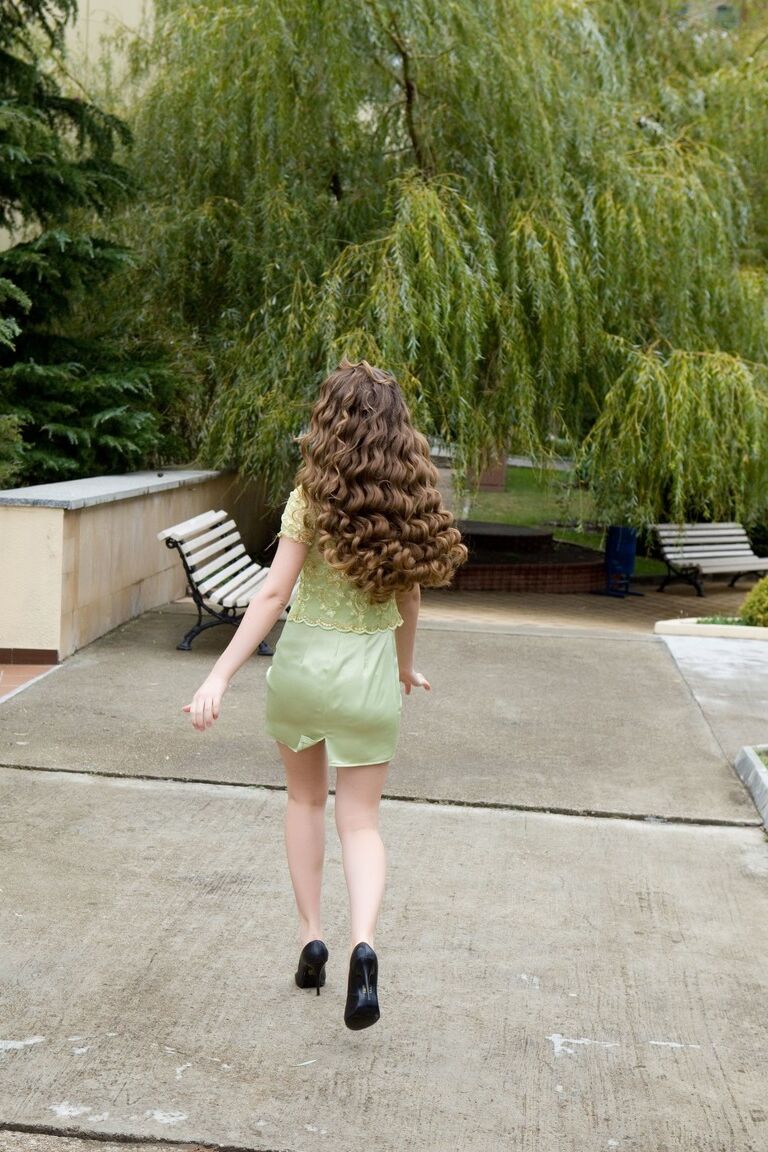 21P Die bezaubernde Amateurin Virginia Sun zeigt ihre süße haarige Möse und posiert in High Heels