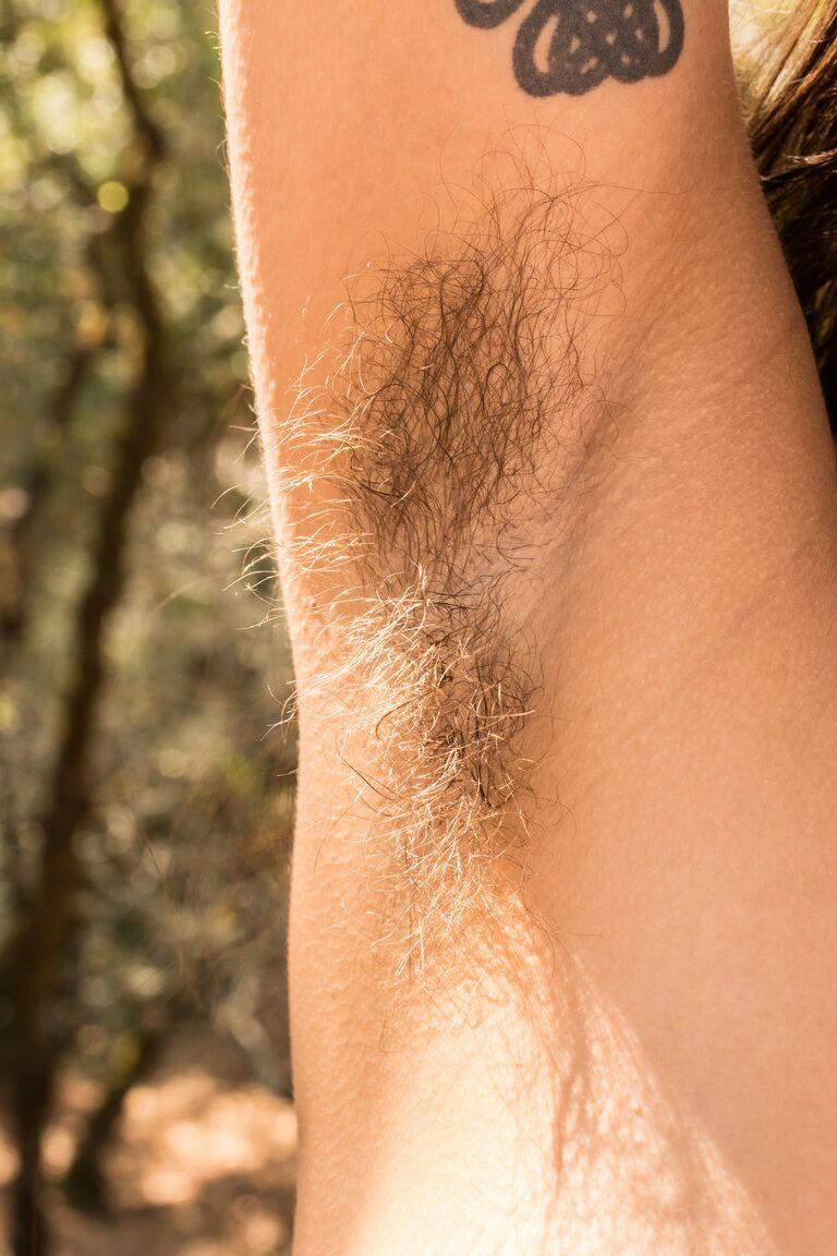 21P A encantadora beleza amadora Zse Zse Lamarr espalha seu castor peludo ao ar livre