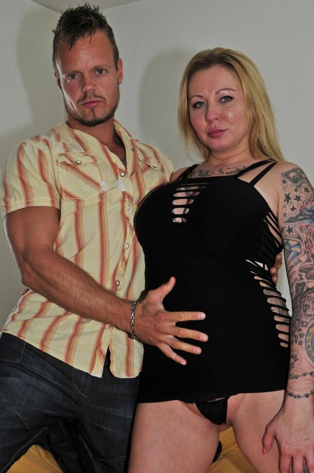 17P Une MILF allemande tatouée aime quand ses gros seins sont recouverts de sperme frais