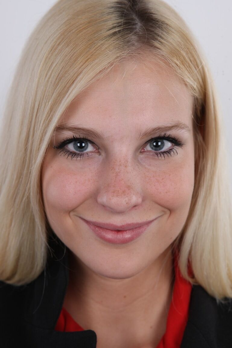 20P Blonde Amateurin Lea zieht ihre Geschäftskleidung und dann ihre Unterwäsche aus, um nackt zu posieren