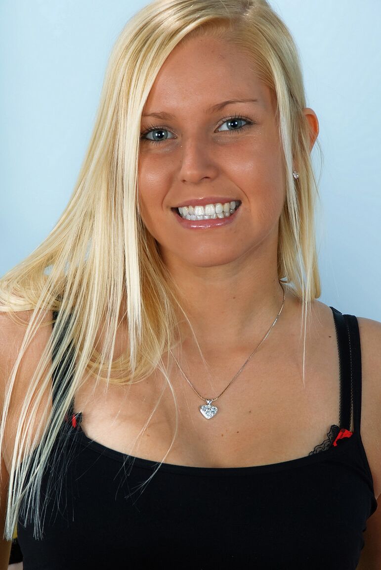 21P A estudante loira Vanessa Cage mostrando seus peitos grandes e bronzeados