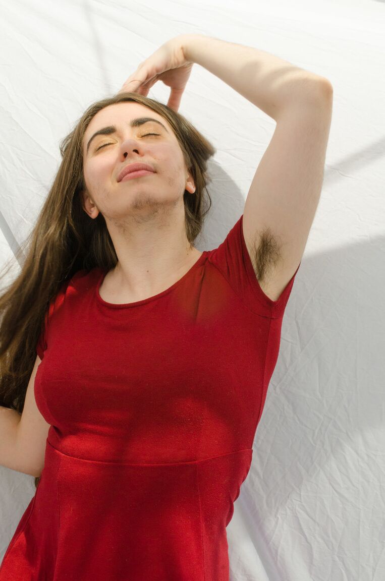 21P Hairy brunette Kisa Fae proudly shows her unshaved armpits and furry crotch