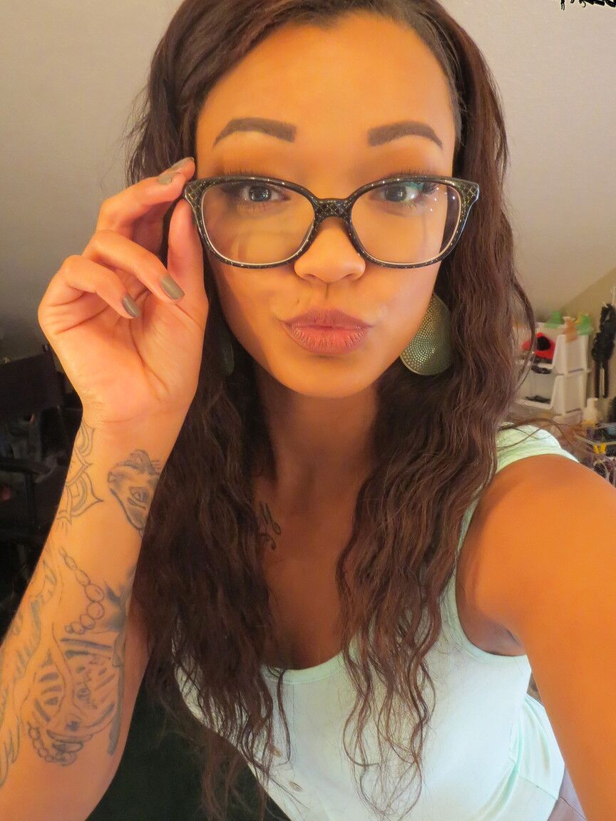 17P Gata negra com peitos falsos Harley Dean exibe seu corpo sexy tatuado