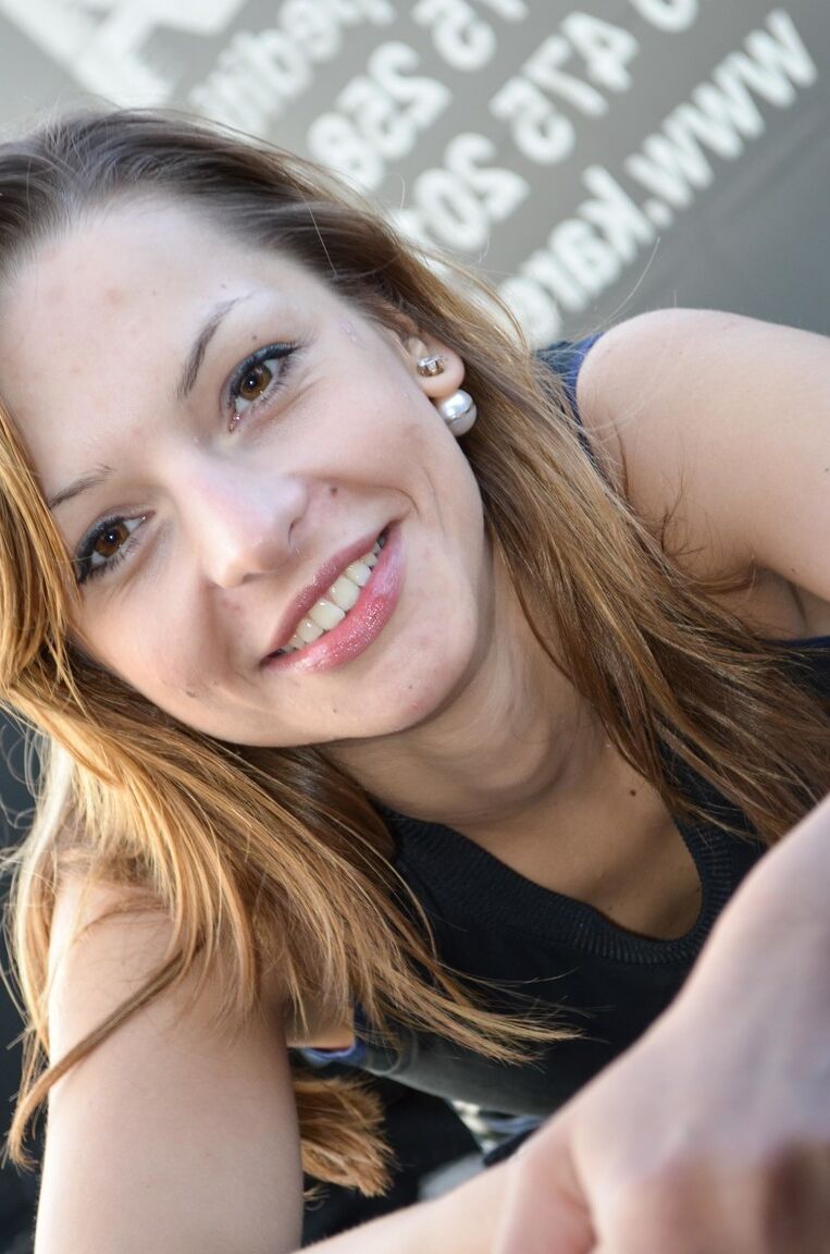 20P La linda europea Barbara se abre de piernas y se la follan en un auto