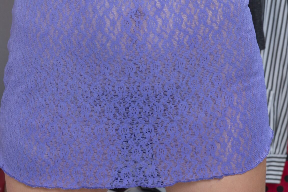 21P 毛むくじゃらの脇の下の甘いティーン Pixxy がストリップしてふさふさした陰部を誇示します