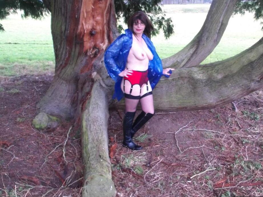 20P Mature amateur Barby Slut flashes while visiting a public park