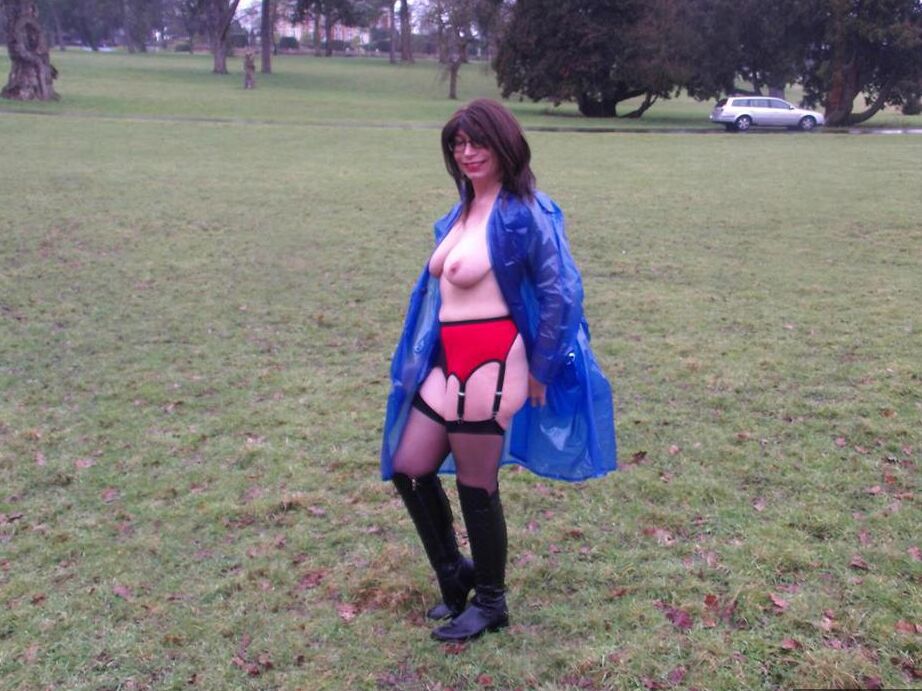 20P Mature amateur Barby Slut flashes while visiting a public park