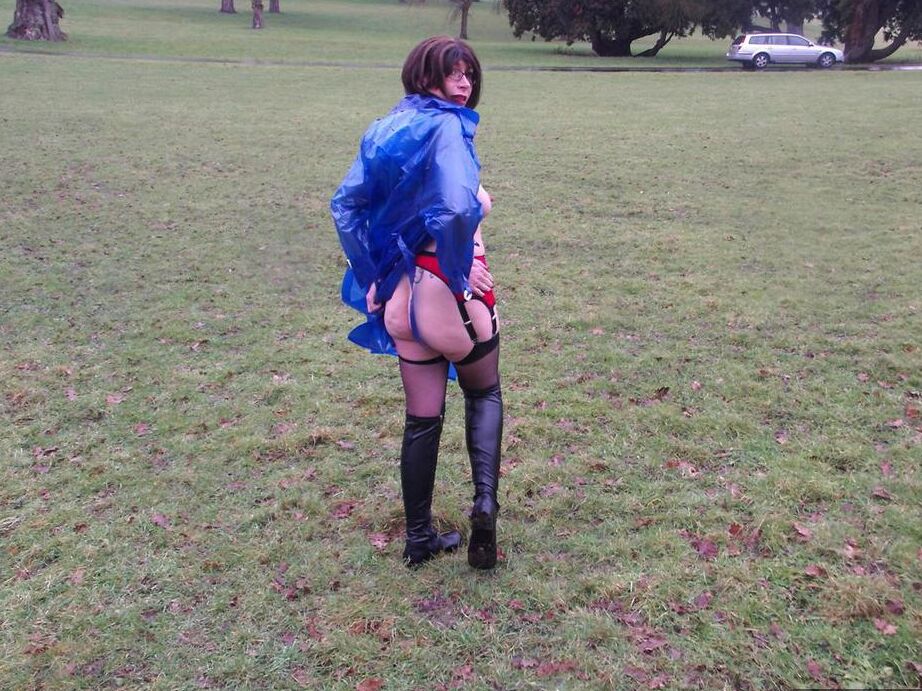 20P Mature amateur Barby Slut flashes while visiting a public park