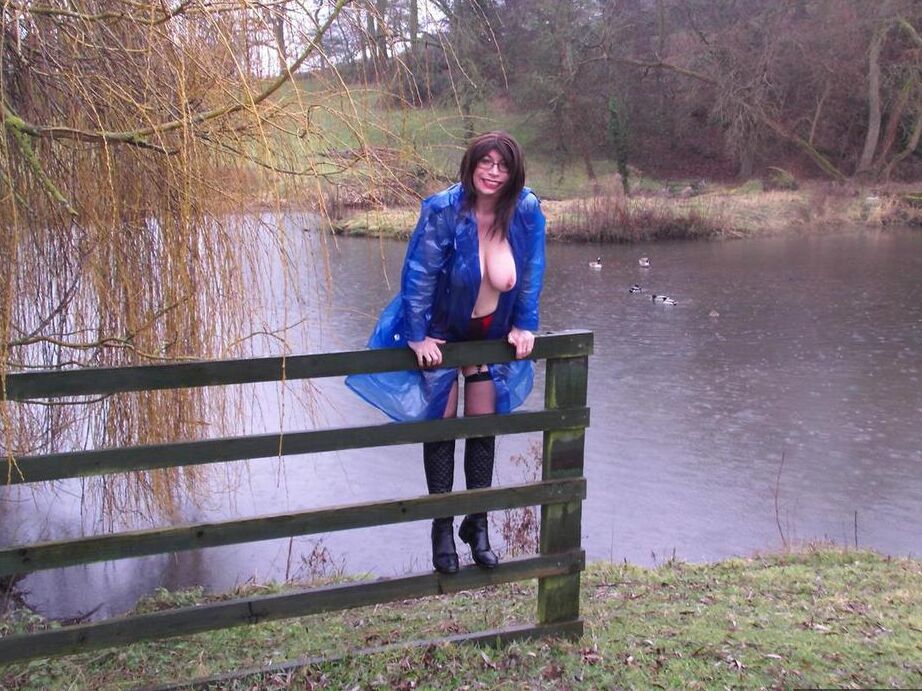 20P Mature amateur Barby Slut flashes while visiting a public park