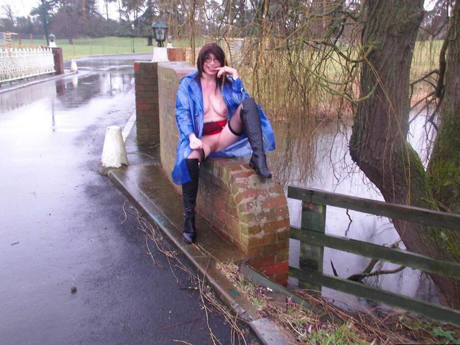 20P Mature amateur Barby Slut flashes while visiting a public park