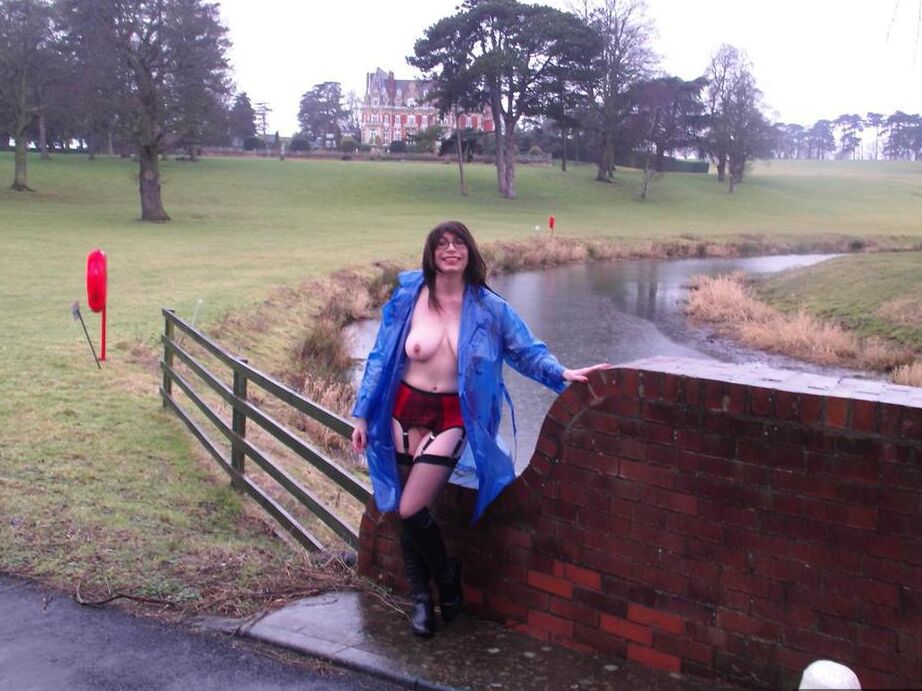 20P Mature amateur Barby Slut flashes while visiting a public park