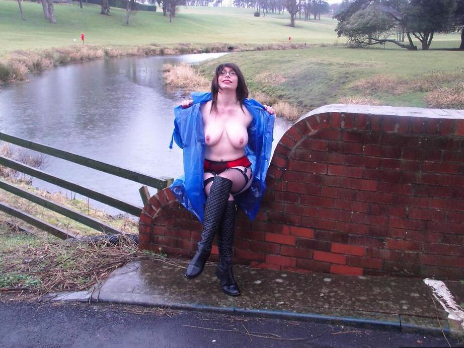 20P Mature amateur Barby Slut flashes while visiting a public park