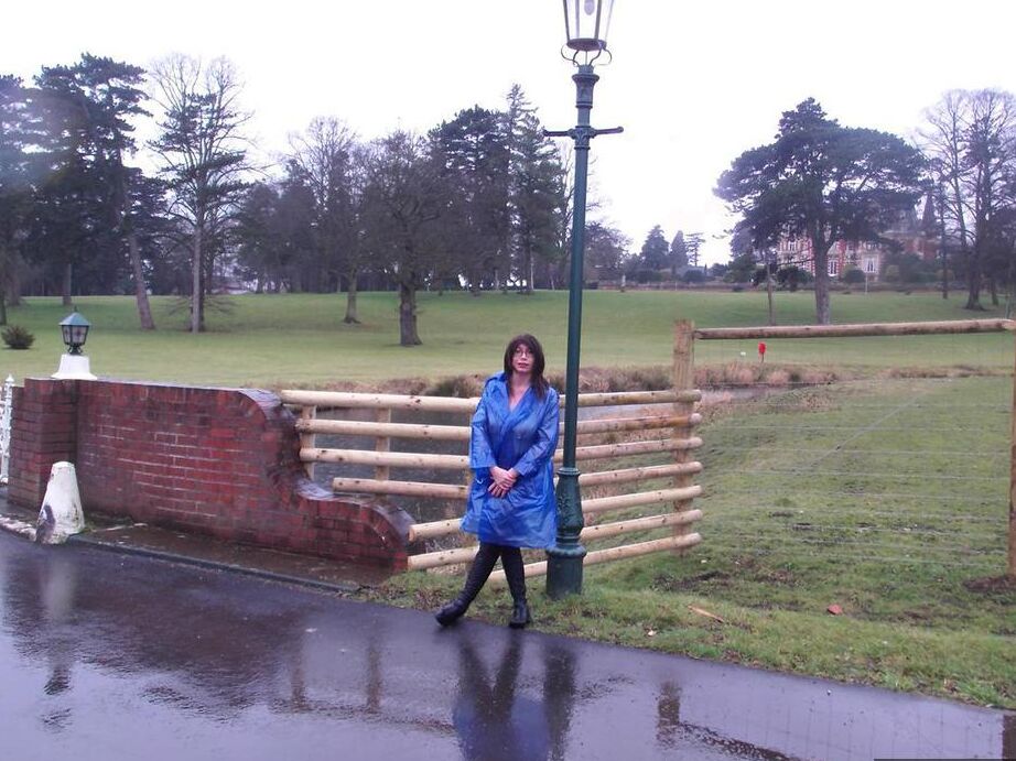 20P Mature amateur Barby Slut flashes while visiting a public park