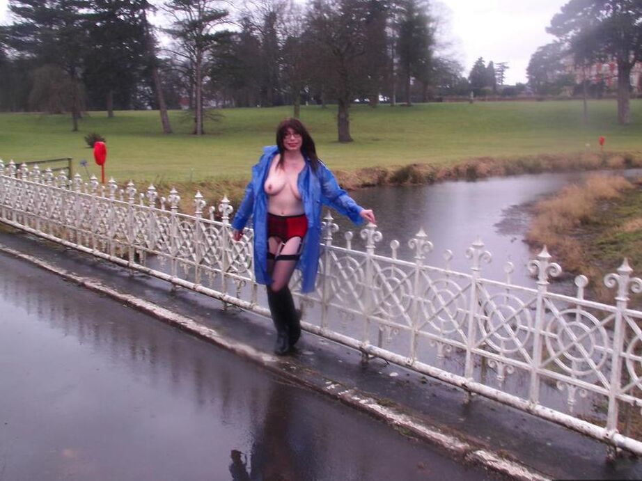 20P Mature amateur Barby Slut flashes while visiting a public park