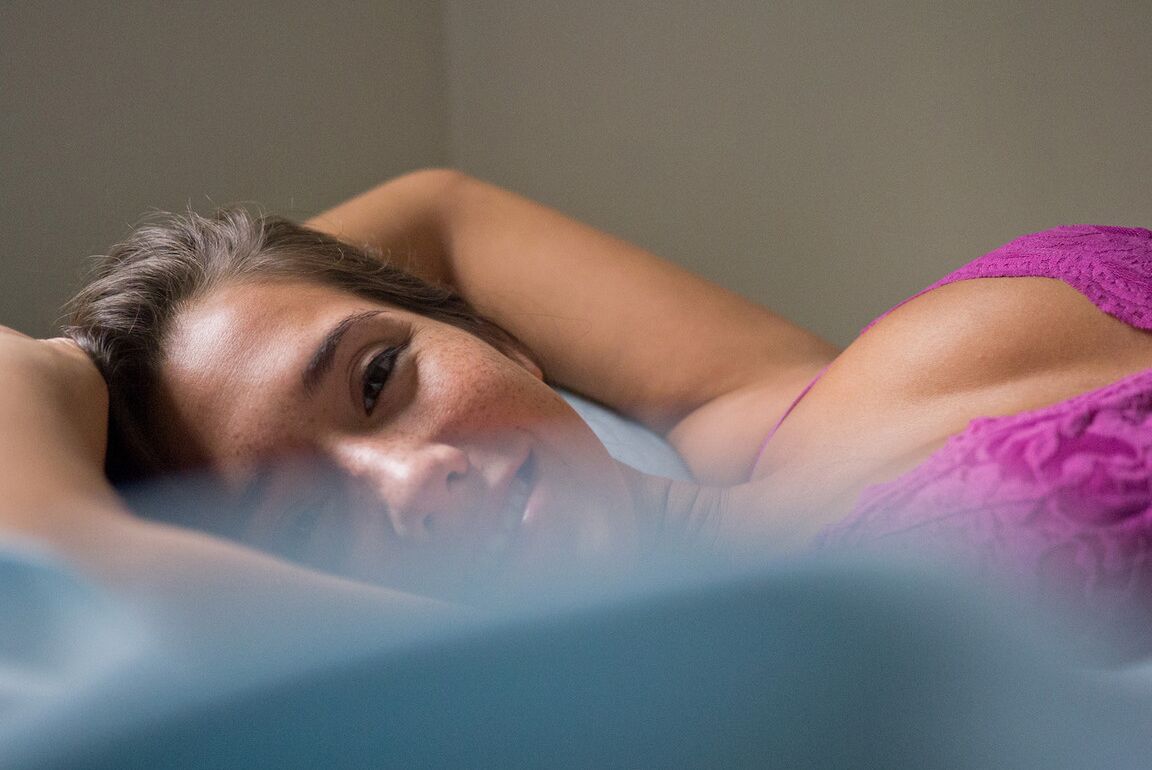 11P Das schöne Babe Eva Lovia stellt ihren heißen Körper in sexy Höschen zur Schau
