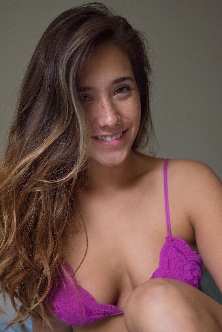 11P Das schöne Babe Eva Lovia stellt ihren heißen Körper in sexy Höschen zur Schau