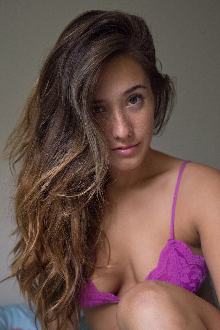 11P Das schöne Babe Eva Lovia stellt ihren heißen Körper in sexy Höschen zur Schau