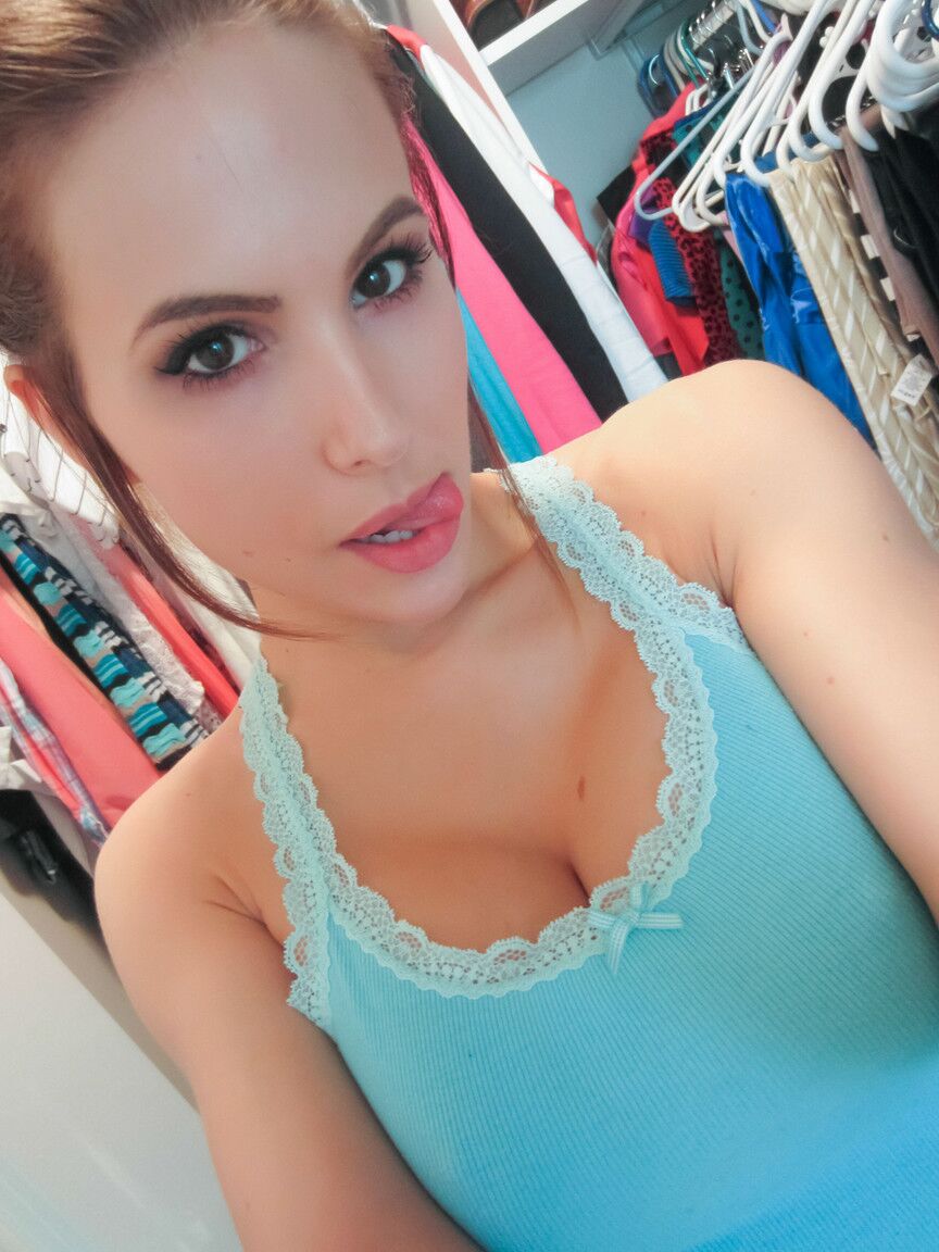 15P A amadora peituda Katie Banks umedece o vibrador com a boca antes de brincar com sua buceta