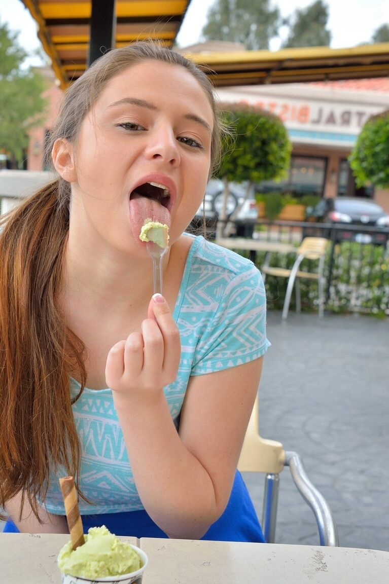 21P Cutie Ellie expõe seus grandes seios naturais e um piercing na barriga em público