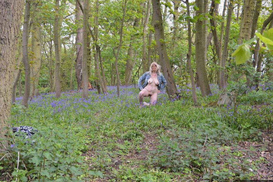 20P Loira amadora Barby Slut fica nua na floresta entre flores silvestres