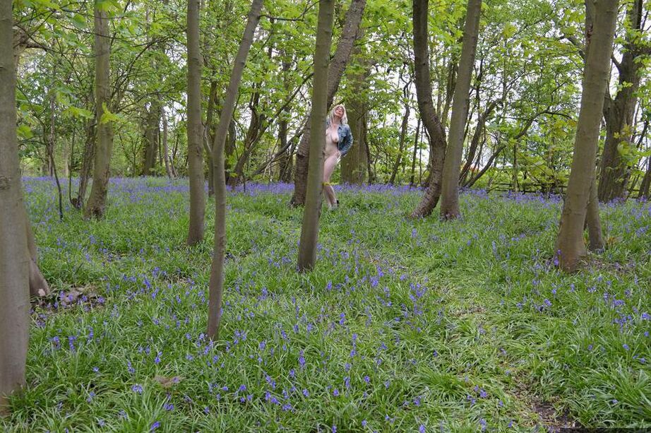 20P Loira amadora Barby Slut fica nua na floresta entre flores silvestres