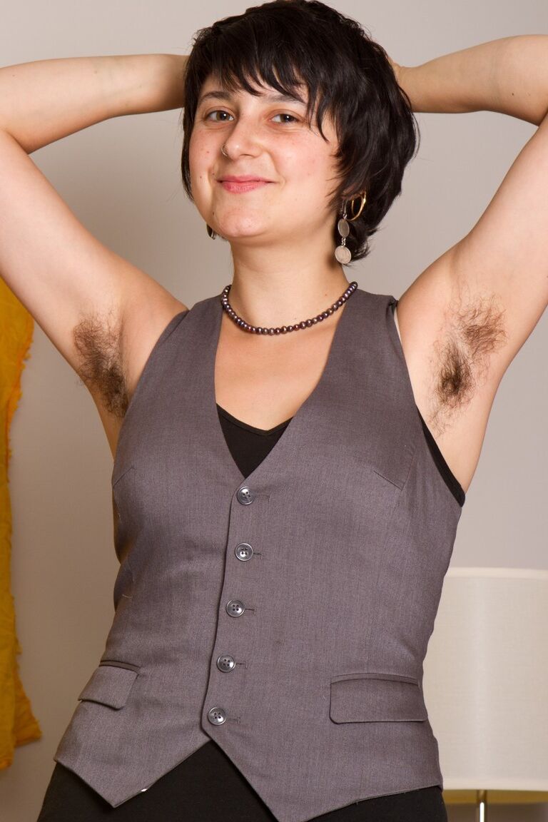 19P Dirty chick with big tits Sarah S lifts her arms up and shows hairy armpits