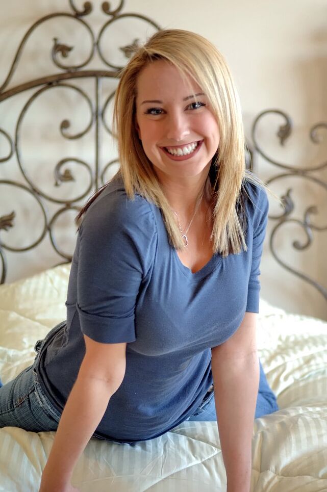 20P Nena glamorosa con una hermosa sonrisa Kaitlyn juega con su coño afeitado en su cama