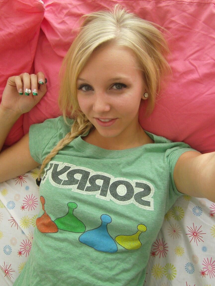 16P Une jolie teen blonde prend des photos de ses seins nus dans un short en jean coupé