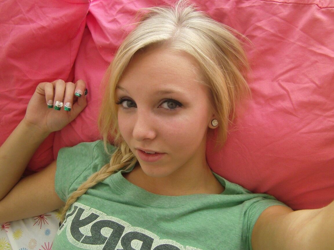 16P Une jolie teen blonde prend des photos de ses seins nus dans un short en jean coupé