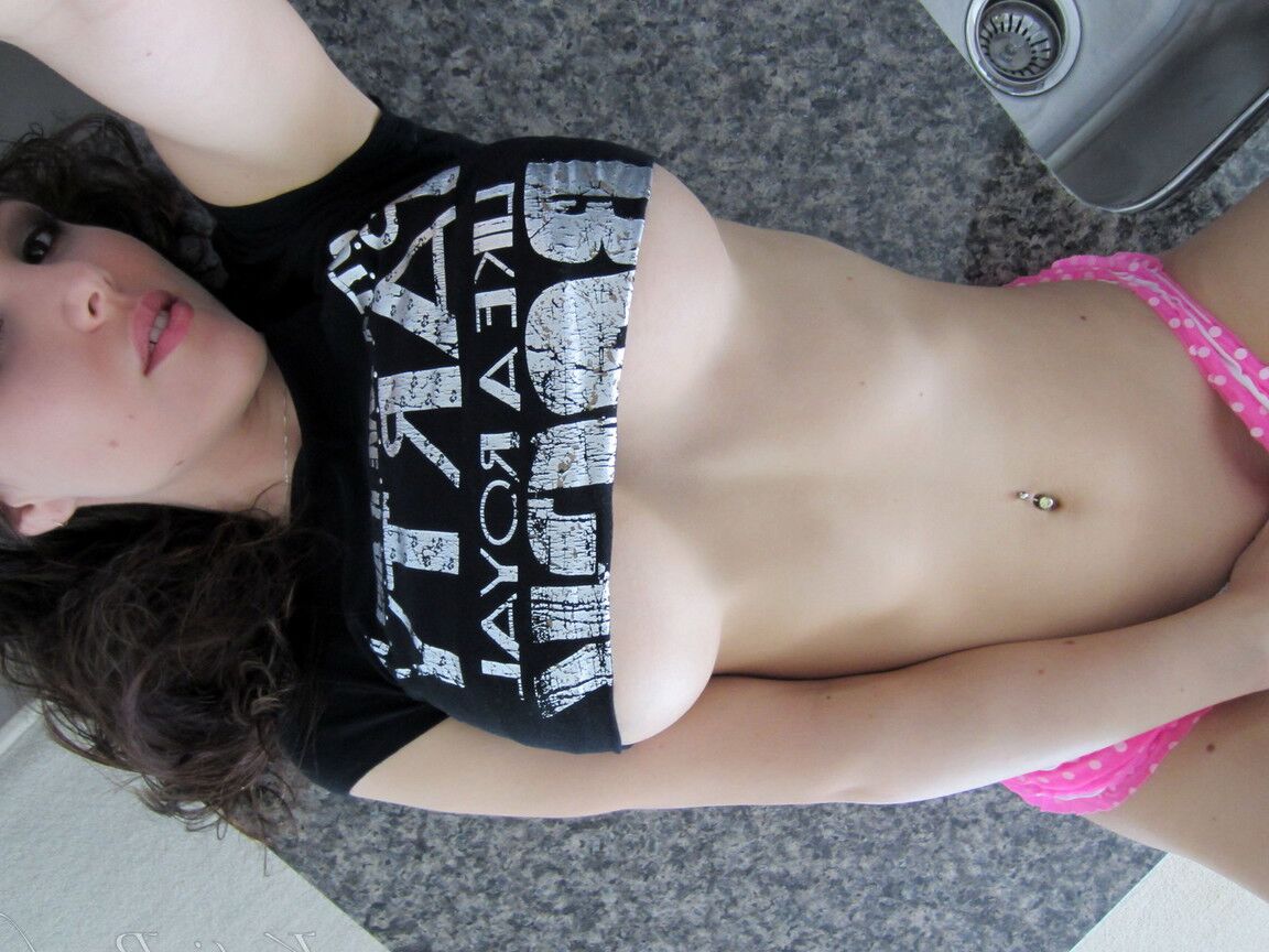 15P La nana amateur Katie Banks prend des selfies seins nus en sous-vêtements roses