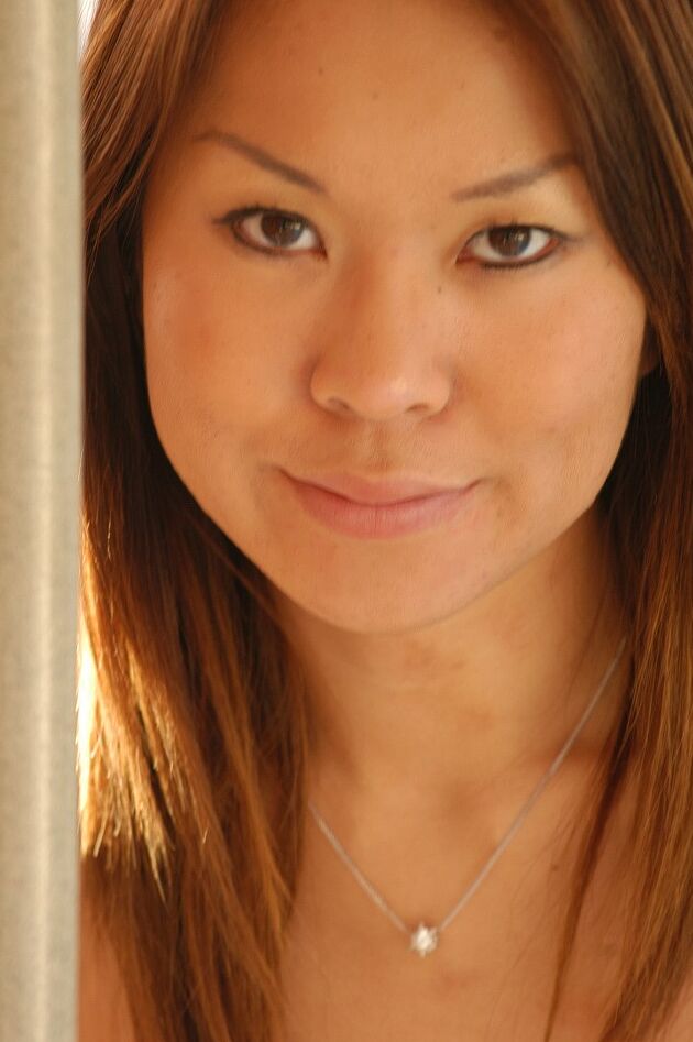 21P La asiática amateur Keiko monta un juguete sexual de goma sujeto a una mesa