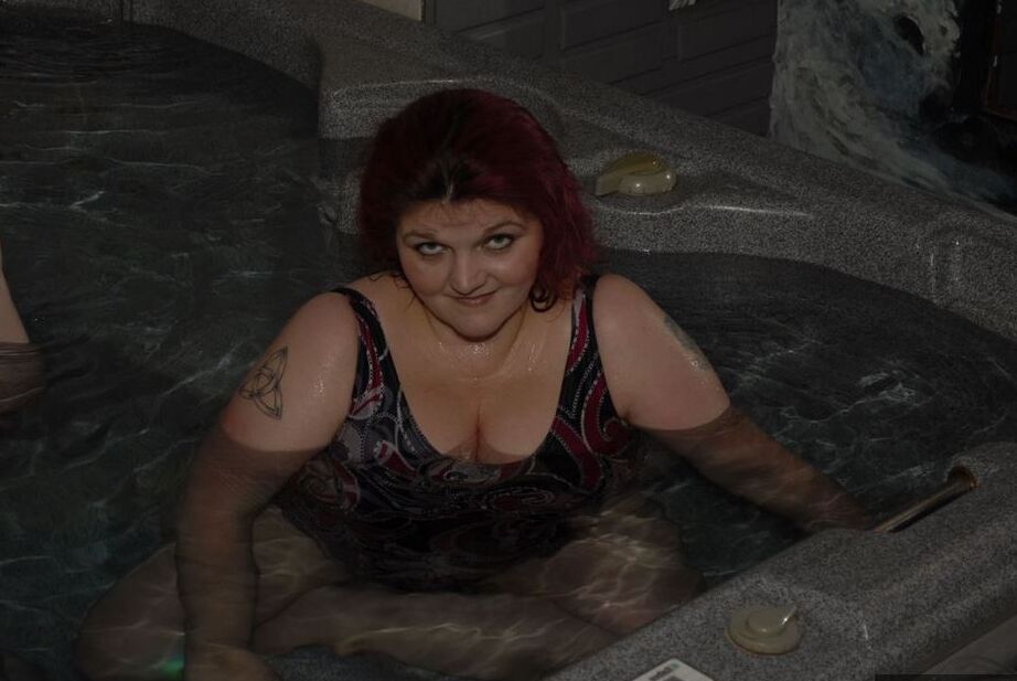 17P La gorda y gorda Black Widow AK se relaja en un jacuzzi con su gorda amante lesbiana