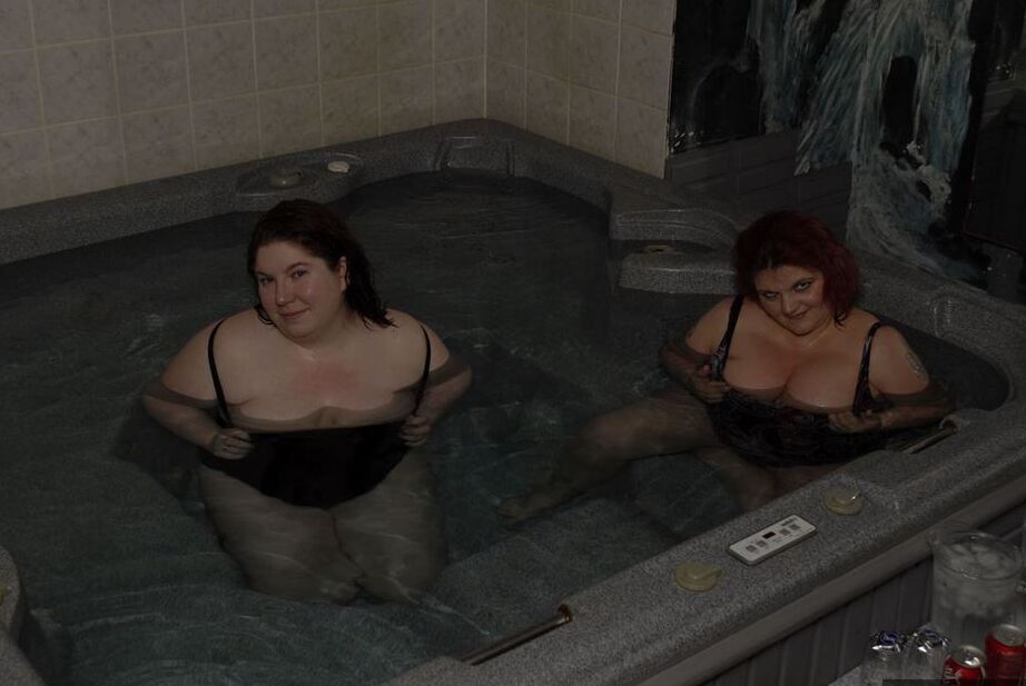 17P La gorda y gorda Black Widow AK se relaja en un jacuzzi con su gorda amante lesbiana