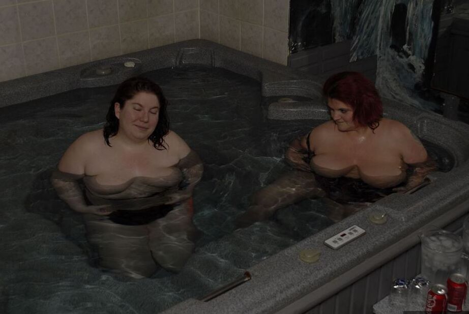 17P La gorda y gorda Black Widow AK se relaja en un jacuzzi con su gorda amante lesbiana