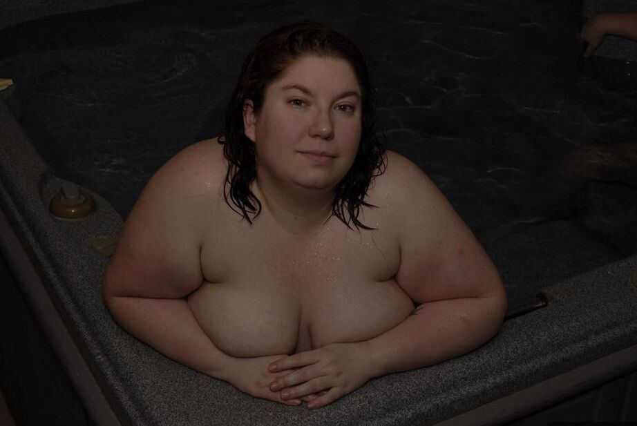 17P La gorda y gorda Black Widow AK se relaja en un jacuzzi con su gorda amante lesbiana