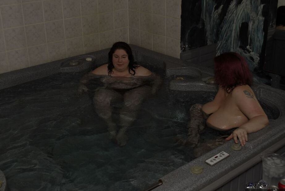 17P La gorda y gorda Black Widow AK se relaja en un jacuzzi con su gorda amante lesbiana