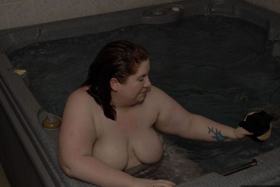17P La gorda y gorda Black Widow AK se relaja en un jacuzzi con su gorda amante lesbiana