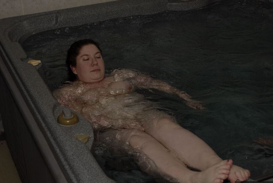 17P La gorda y gorda Black Widow AK se relaja en un jacuzzi con su gorda amante lesbiana